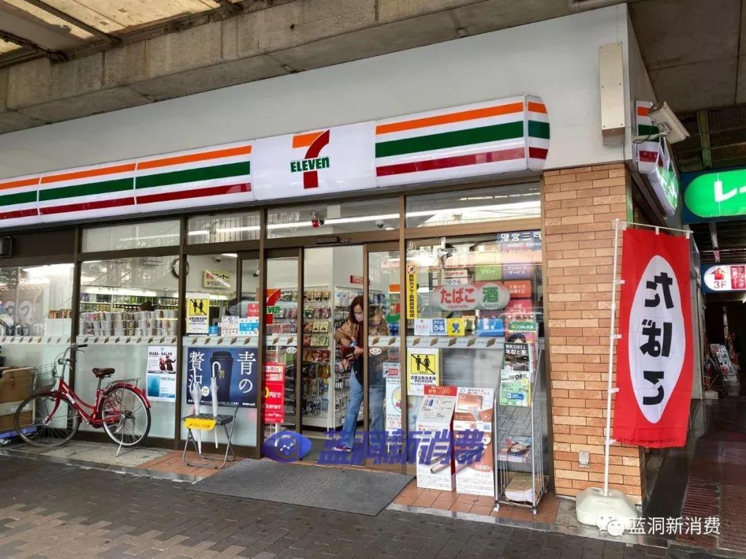 711便利店的门口就是iqos广告.